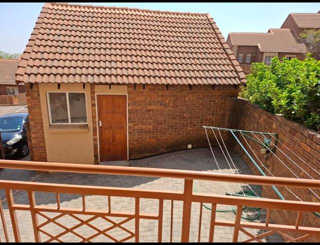 2 BEDROOM PROPERTY TO RENT IN MOOIKLOOF RIDGE ESTATE